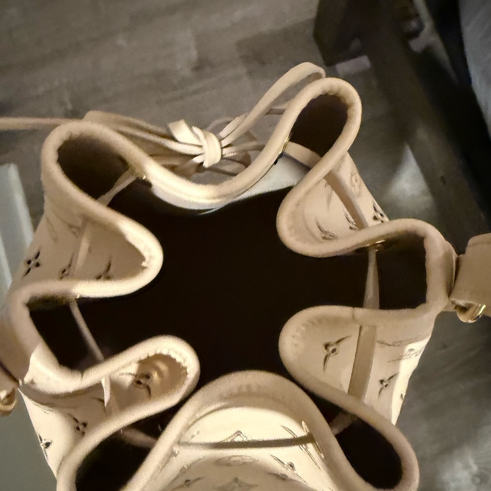 Louis Vuitton Beige Monogram Shoulder Bag - Picture 5 of 6